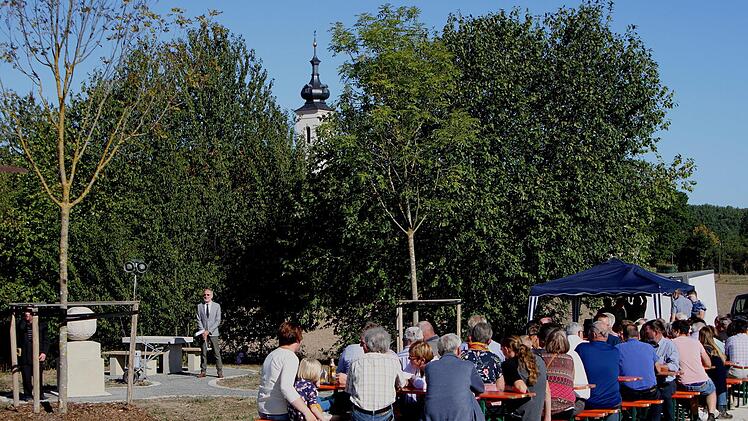 Das neue Denkmal wurde auch mit diesem Blick auf die Wallfahrtskirche errichtet.