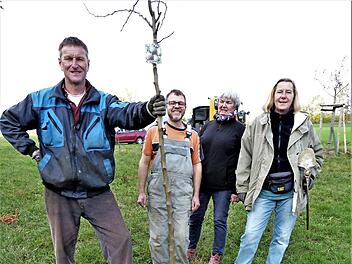 Bei der Pflanzaktion in Neufang (von links): Klaus Schmidt, Zweiter Vorsitzender Ralf Schwab, Ehrenvorsitzende Susanne Schlegel und Vorsitzende Stefanie Schmidt  Foto: Werner Reißaus