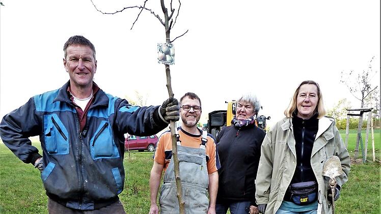 Bei der Pflanzaktion in Neufang (von links): Klaus Schmidt, Zweiter Vorsitzender Ralf Schwab, Ehrenvorsitzende Susanne Schlegel und Vorsitzende Stefanie Schmidt  Foto: Werner Reißaus