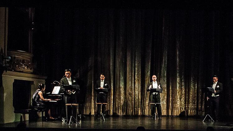 Sänger aus den Reihen des Landestheater-Chores gestalteten einen Liederabend in Coburg.Foto: Jochen Berger