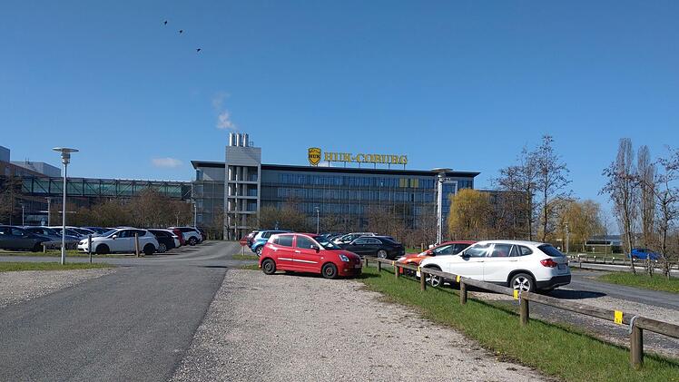 Kaum jemand da wegen Homeoffice - auch in Zukunft, ohne Corona? Der Mitarbeiter-Parkplatz des HUK-Standorts Bertelsdorfer Höhe am vergangenen Freitagvormittag. Foto: Simone Bastian
