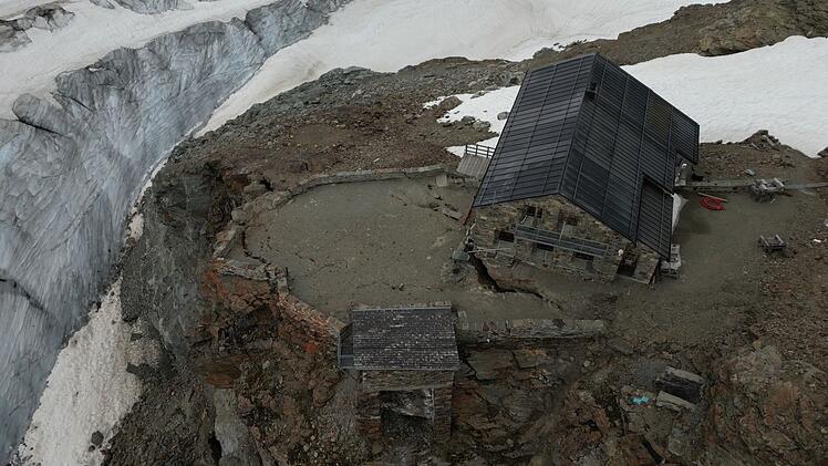 Die Mutthornh&uuml;tte im Berner Oberland drohte abzust&uuml;rzen.