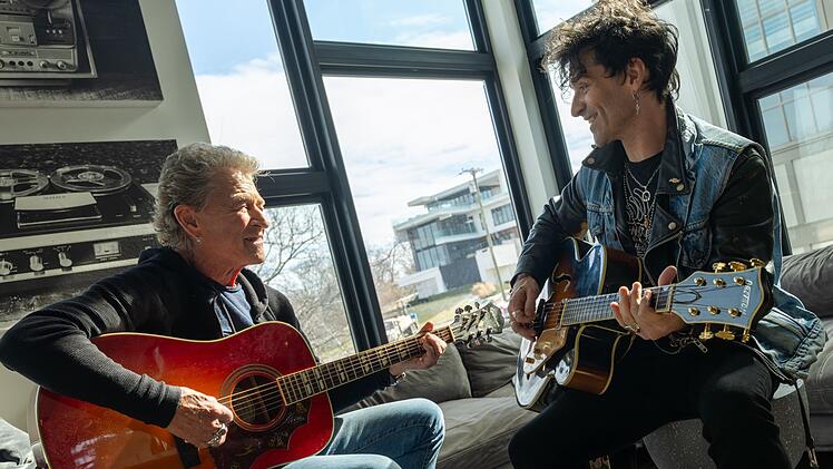 Gemeinsam mit Countrymusiker David Graham (rechts) arbeitete Peter Maffay eine besondere Version seines Klassiker "Sonne in der Nacht" aus.