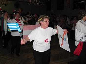 Einzug der Nationen mit den "Olympia-Teilnehmerinnen" Fotos: M. Schütz