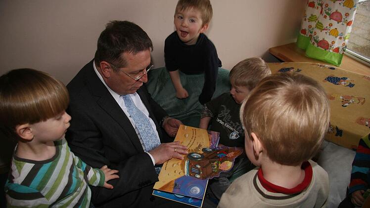 Luis, Jannes, Jan und Jakob umringen Oberbürgermeister Henry Schramm - und der Kulmbacher OB nimmt sich gerne ein paar Minuten Zeit, um das ausklappbare Bilderbuch der fünf Jungs anzuschauen.