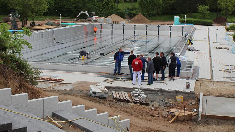 Eine der größten Investitionen ist die Freibadsanierung. 1,2 der 3,3 Millionen Gesamtkosten stehen im Haushalt 2013. Foto: Andreas Dorsch