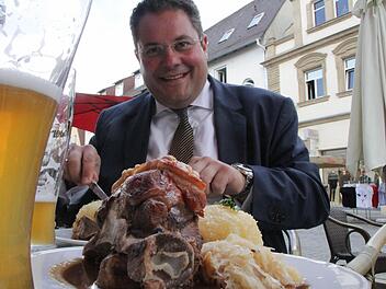 FDP-Generalsekretär Patrick Döring ließ sich in Forchheim ein Schäuferla schmecken. Foto: Josef Hofbauer