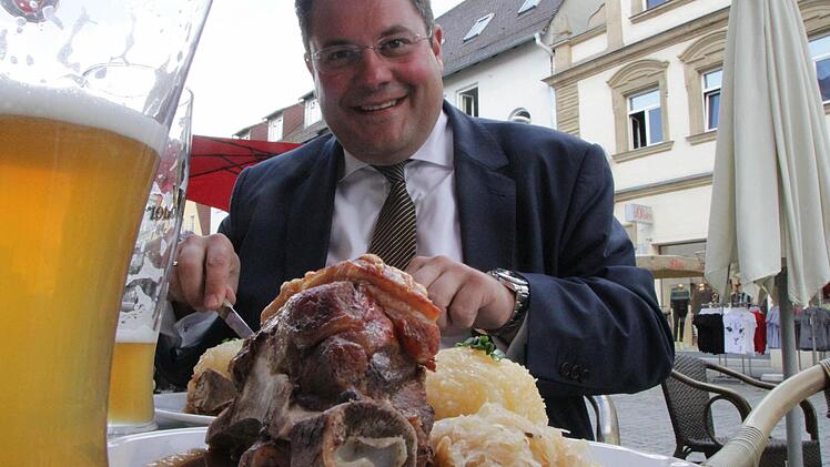 FDP-Generalsekretär Patrick Döring ließ sich in Forchheim ein Schäuferla schmecken. Foto: Josef Hofbauer