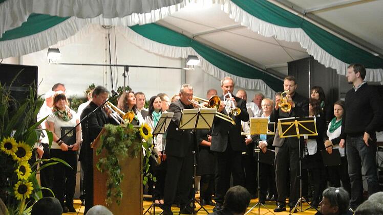 Die Bläsergruppe "Brasserie" und der gemischte Chor sorgten beim Festabend für musikalische Zwischenspiele. Foto: Michael Zeck