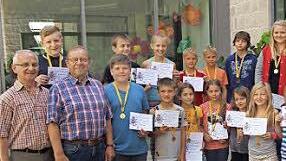 Die Sieger der Altersgruppen mit Erich Klarmann und Rudolf Graser vom MSC Eltmann (von links), Organisator Christian Terwart und Rektorin Angelika Schmitt (von rechts).