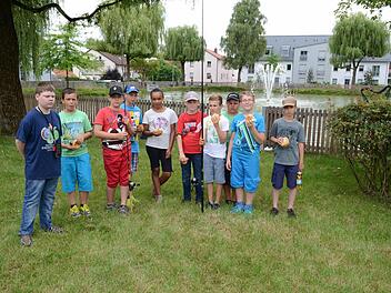 Beim Ferienprogramm der Sportangler Bad Kissingen ging es um Theorie und Praxis beim Angeln. Aber auch für Essen und Trinken war gesorgt.   Foto: Sportangler
