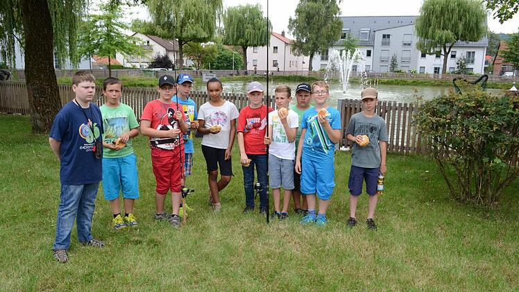 Beim Ferienprogramm der Sportangler Bad Kissingen ging es um Theorie und Praxis beim Angeln. Aber auch für Essen und Trinken war gesorgt.   Foto: Sportangler