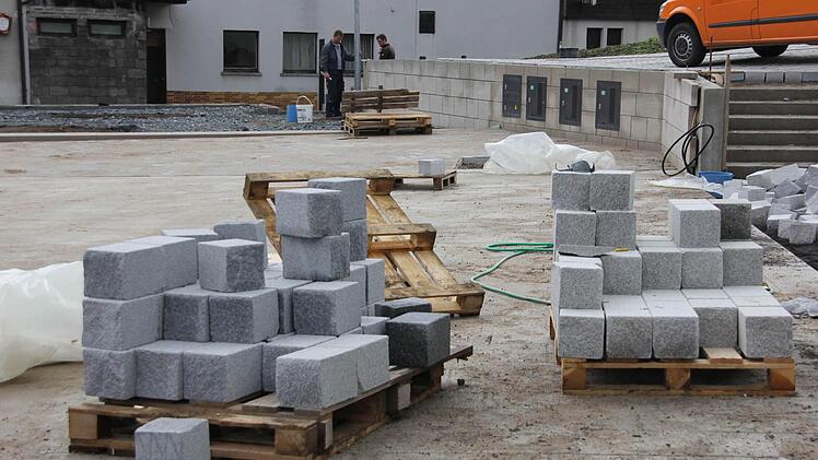 Viele Paletten mit Granitsteinen liegen zum Pflastern bereit.  Foto: Friedwald Schedel