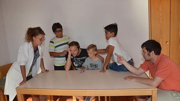 Im Probenfoto v.&nbsp;r.: Der Missionar Rose (Andreas Buckreus) besucht mit seinen Kindern (Max Buckreus, Leon M&uuml;ller, Bastian Buckreus) Wilhelm M&ouml;bius (Martin M&uuml;ller) im Sanatorium der Chef&auml;rztin (Bianca Faber). Foto: Karl-Heinz Hofmann