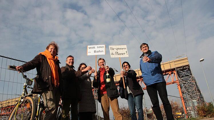 Mit einem Glas Sekt wurde gestern die erste Brücken-Feier eröffnet. Ab sofort wollen die Protestierenden jeden Freitag vor der Brücke feiern - bis sie offen ist. Initiiert wurde die Aktion von Emmerich Huber (3.v.r.) und Steffen Müller-Eichtmayer (rechts). Foto: Ekkehard Roepert