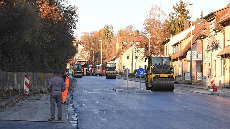 Die B 22 durch Debring ist asphaltiert. Ab 15. November soll die Debringer Kreuzung nach Stegaurach bzw. Waizendorf befahrbar sein. Foto: Ronald Rinklef