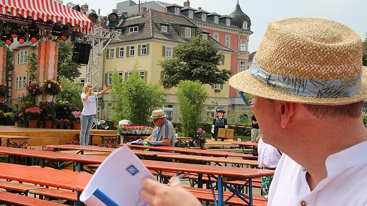 Moderator Volker Heißmann verfolgt die Probe von Schlagersängerin Julia Lindholm. Foto: Ulrike Nauer