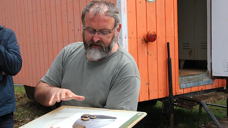 Der leitende Archäologe  Markus SChußmann zeigt gefundene Scherben, die auf ein keltisches Gefäß hinweisen. Jutta Rudel
