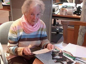 Else Prause sichtet ihre handschriftlichen Aufzeichnungen. Ein Kamerateam hat mit der 92-jährigen Ehrenbürgerin eine Dokumentation über ihren im Krieg getöteten Bruder Heinrich Reidelbach gedreht. Die Bad Brückenauerin kann sich noch gut an die traurigen Geschehnisse aus jener Zeit erinnern. Foto: Rolf Pralle