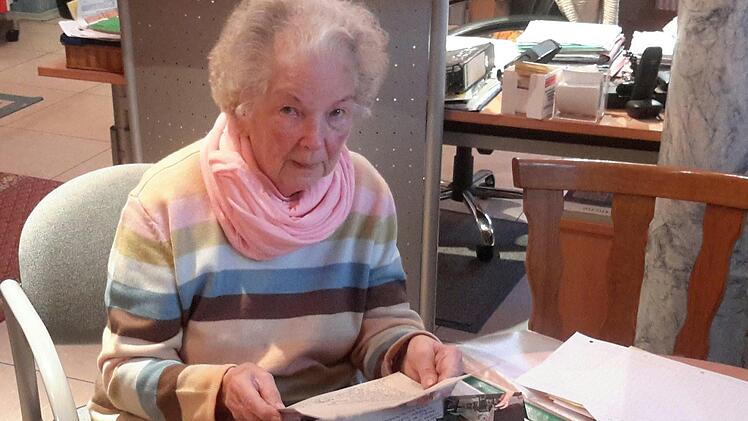 Else Prause sichtet ihre handschriftlichen Aufzeichnungen. Ein Kamerateam hat mit der 92-jährigen Ehrenbürgerin eine Dokumentation über ihren im Krieg getöteten Bruder Heinrich Reidelbach gedreht. Die Bad Brückenauerin kann sich noch gut an die traurigen Geschehnisse aus jener Zeit erinnern. Foto: Rolf Pralle