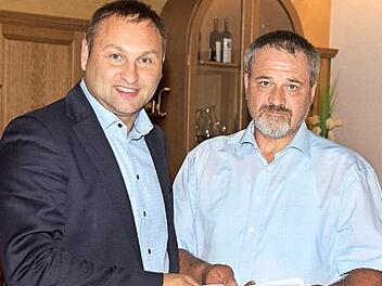 Kreisobmann Michael Bienlein &uuml;berreicht Abgeordnetem J&uuml;rgen Baumg&auml;rtner Unterschriftenlisten, worin die Anliegen der Landwirtschaft, insbesondere Verbesserungsvorschl&auml;ge zum Gesetzentwurf, konkretisiert waren. Bienlein und Kreisb&auml;uerin Marion Warmuth sicherten zu, dass sich der Bauernverband weiter konstruktiv an der Diskussion beteiligen und gegebenenfalls Alternativvorschl&auml;ge einbringen werde. Foto: Dieter Radziej