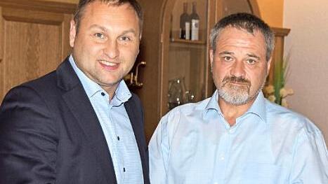 Kreisobmann Michael Bienlein &uuml;berreicht Abgeordnetem J&uuml;rgen Baumg&auml;rtner Unterschriftenlisten, worin die Anliegen der Landwirtschaft, insbesondere Verbesserungsvorschl&auml;ge zum Gesetzentwurf, konkretisiert waren. Bienlein und Kreisb&auml;uerin Marion Warmuth sicherten zu, dass sich der Bauernverband weiter konstruktiv an der Diskussion beteiligen und gegebenenfalls Alternativvorschl&auml;ge einbringen werde. Foto: Dieter Radziej