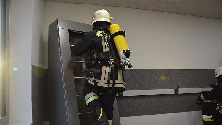 Auf der "Endlosleiter" trainieren die Kameraden in voller Montur. Foto: Sandra Hackenberg