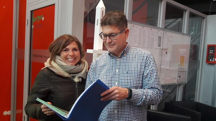 Gerd Lorenz nahm von Claudia Belzer den Wahlvorschlag der SPD entgegen.