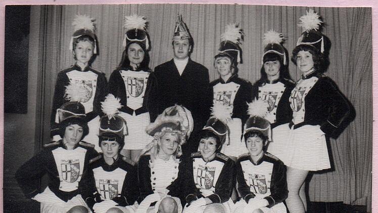 Garde und Tanzmariechen mit Trainer Wolfgang Baier.Repro: Archiv Ha-Ka-Ge