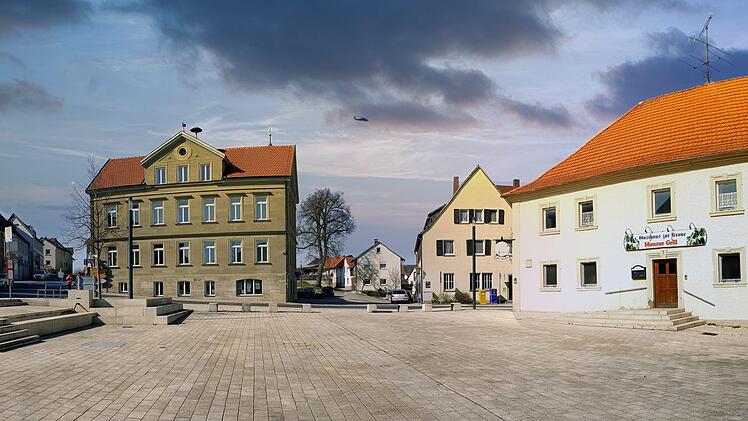 Das Maßbacher Rathaus (links) ist wegen der Corona-Krise für den Publikumsverkehr geschlossen. Ein Teil der dort Beschäftigten arbeitet daheim.  Foto: Dieter Britz