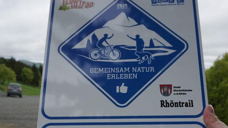 Hinweise für Mountainbiker in der Rhön, achtsam zu sein, gibt es genug.  Foto: Marion Eckert