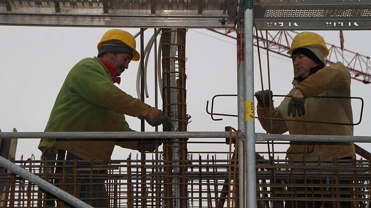 ...Bauarbeiter sind schwer beschäftigt.