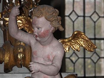 Die Engel sind in der Mangersreuther Kirche allgegenwärtig. Diese Figur ist Teil des Altars, der aus der Werkstatt des berühmten Bayreuther Künstlers Elias Räntz stammt. Foto: Dagmar Besand