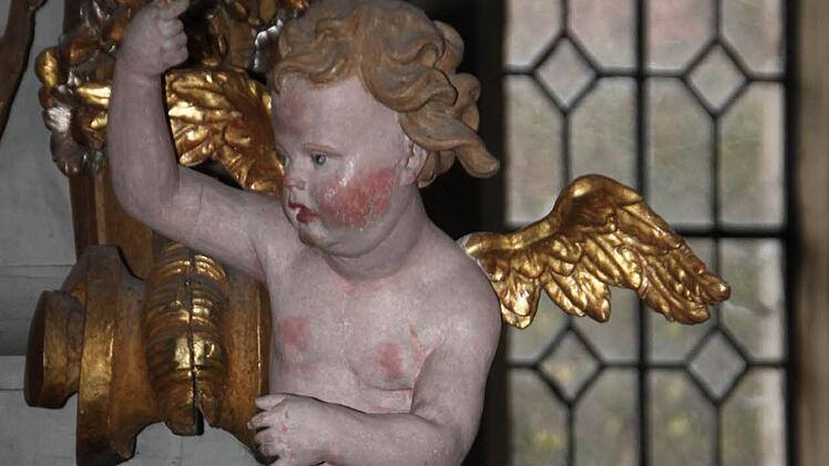 Die Engel sind in der Mangersreuther Kirche allgegenwärtig. Diese Figur ist Teil des Altars, der aus der Werkstatt des berühmten Bayreuther Künstlers Elias Räntz stammt. Foto: Dagmar Besand