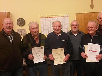 Der wiedergewählte Vorstand gratuliert den geehrten Sängern (v. l): Werner Meder (Vorsitzender), Martin Reuter (40 Jahre aktives Singen ), Hilmar Hofmann (65 Jahre), Dietmar Meder (stellv. Vorsitzender), Adolf Hofmann (60 Jahre) und Chorleiter Wolf-Dieter Bogner.  Foto: Thomas Reuter