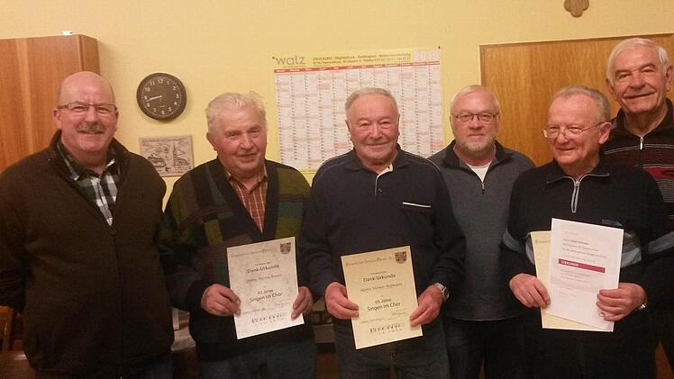 Der wiedergewählte Vorstand gratuliert den geehrten Sängern (v. l): Werner Meder (Vorsitzender), Martin Reuter (40 Jahre aktives Singen ), Hilmar Hofmann (65 Jahre), Dietmar Meder (stellv. Vorsitzender), Adolf Hofmann (60 Jahre) und Chorleiter Wolf-Dieter Bogner.  Foto: Thomas Reuter