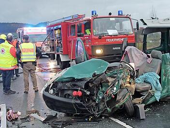 Der Citroen Berlingo wurde total beschädigt. Foto: Herbert Fischer