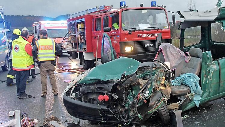 Der Citroen Berlingo wurde total beschädigt. Foto: Herbert Fischer