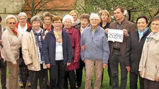 Die Damen des Seidmannsdorfer Bastelkreises zusammen mit ihrem Pfarrer Klaus G&ouml;pfert sowie der stellvertretenden Dekanatsbeauftragten f&uuml;r die Fl&uuml;chtlingsarbeit, Christine Liebst bei der Spenden&uuml;bergabe vor der Liebfrauenkirche in Seidmannsdorf.  Foto: Martin Koch