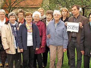 Die Damen des Seidmannsdorfer Bastelkreises zusammen mit ihrem Pfarrer Klaus Göpfert sowie der stellvertretenden Dekanatsbeauftragten für die Flüchtlingsarbeit, Christine Liebst bei der Spendenübergabe vor der Liebfrauenkirche in Seidmannsdorf.  Foto: Martin Koch
