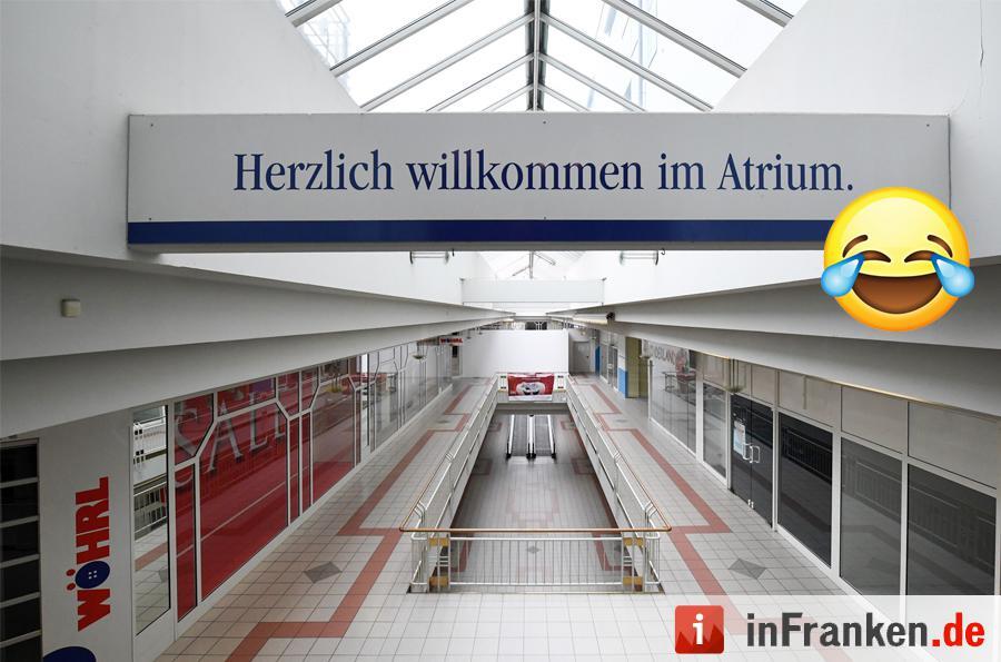 Einstmals  hat hier der Bär gesteppt. Jetzt herrscht Totenstille. Besucher des Bamberger Multiplexkinos  gehen seit  einiger Zeit  an einer Holzwand vorbei, die den Leerraum des Geisterkaufhauses  vom Treppenaufgang trennt.    Oben haben Gäste dann freien Blick    auf das    von Menschen  verwaiste Atrium. Nach dem  definitiv letzten Schlussverkauf    breitet sich  Endzeit-Stimmung aus.     Nicht wenige empfinden den Gang durch die größte Handelsbrache der Stadt   auch ein wenig gruselig.