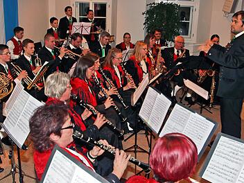Unter Stabführung von Fabian Usleber (rechts) unterhielt die Stadtkapelle Münnerstadt ihre vielen Gäste musikalisch.  Fotos: Dieter Britz