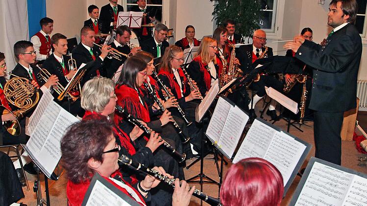 Unter Stabführung von Fabian Usleber (rechts) unterhielt die Stadtkapelle Münnerstadt ihre vielen Gäste musikalisch.  Fotos: Dieter Britz