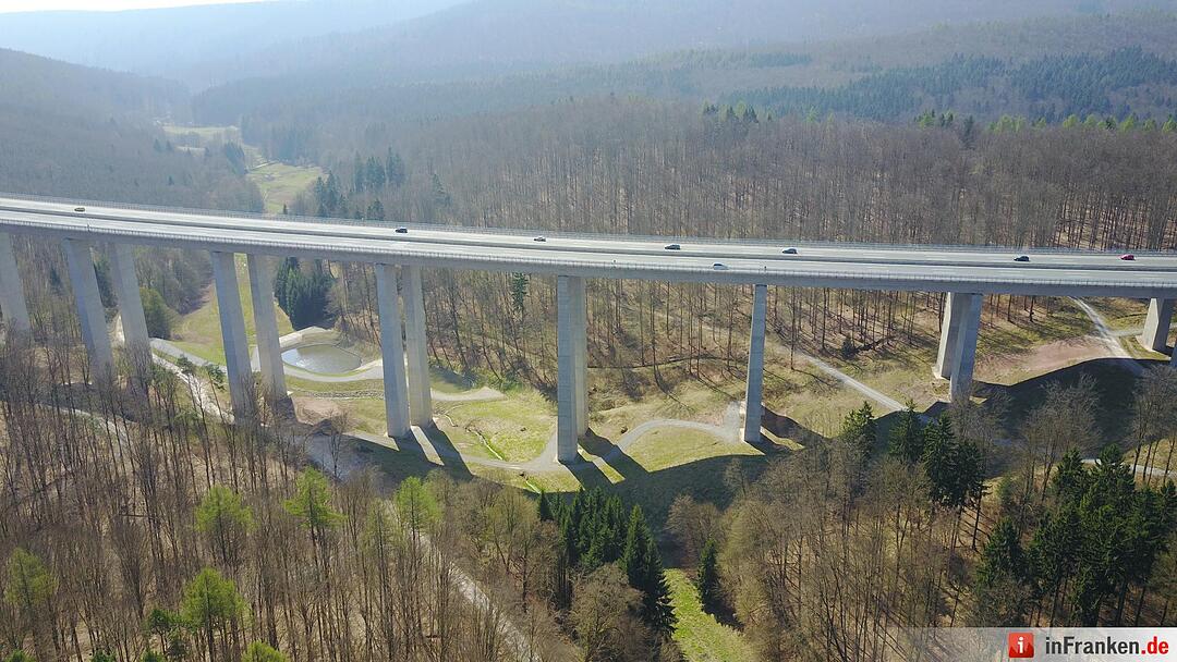 Beziehungstat auf der A3: Erstochene Frau in Unfallwagen auf AutobahnbrŸcke gefunden - TatverdŠchtiger stŸrzt sich in den Tod