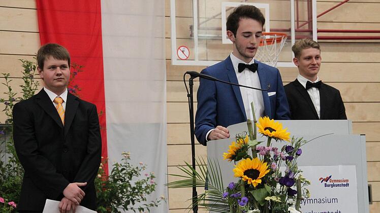 Die drei Abiturienten Kilian Blüchel (links), Maximilian Scheuman (Mitte) und Adrian Weich blickten auf eine erlebnisreiche Zeit zurück, warfen aber auch den Blick nach vorne. Foto: Stephan Stöckel.
