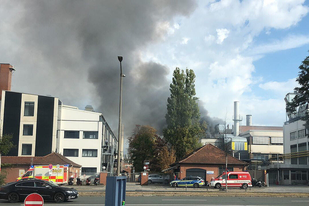 Rauchsäule über Nürnberg – Dachstuhl von Autozulieferer brennt, 500 Mitarbeiter evakuiert