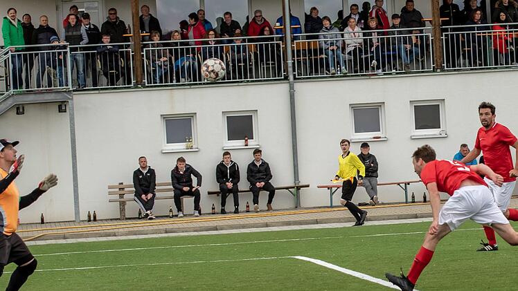 Andreas Schreiner vom VfB Einberg kann unbedr&auml;ngt zum 2:1 eink&ouml;pfen. Foto: Hartmut Klamm