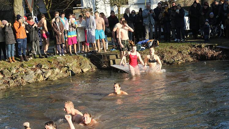 Impressionen vom Neujahrsschwimmen in Stöppach (Gemeinde Untersiemau, Landkreis Coburg)Foto: Michael Stelzner