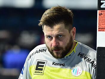 Erlangens Ersatztorwart Martin Ziemer und Sebastian Firnhaber (Bild unten) mit acht Toren bei neun Versuchen wuchsen beim 34:25-Heimsieg gegen den TVB Stuttgart über sich hinaus.  Fotos: Sportfoto Zink