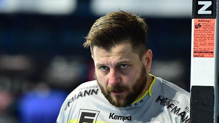 Erlangens Ersatztorwart Martin Ziemer und Sebastian Firnhaber (Bild unten) mit acht Toren bei neun Versuchen wuchsen beim 34:25-Heimsieg gegen den TVB Stuttgart über sich hinaus.  Fotos: Sportfoto Zink